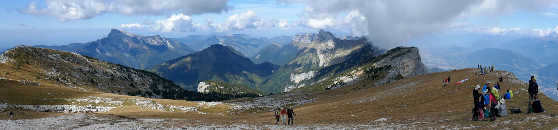 Randonneurs dans un magnifique paysage de montagnes