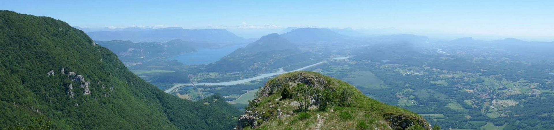 Vue en altitude de montagnes pleines de verdure