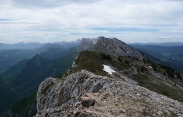 Vue sur la chaine du Vercors avec au loin le Grand Veymond et le Mont Aiguille