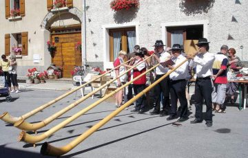 Quatre personnes jouant du cor des Alpes