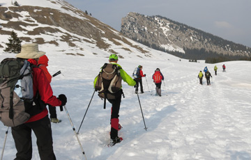 Randonnée en raquettes organisée par l'association GTA Handic’Alpes avec des personnes déficientes visuelles